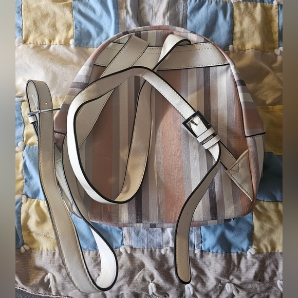 New guess purse mini backpack - Picture 7 of 8